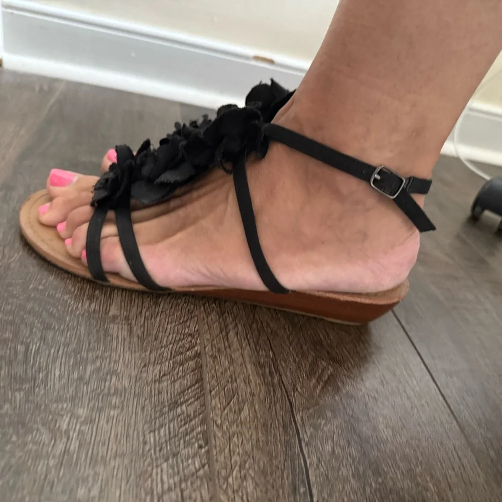 Nine West Plumerial Sandal Floral Fabric Sandals 11M Black Floral embellishment